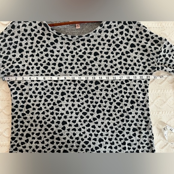 Philosophy Gray with Black Heart Design Long Sleeve Top Women’s Size Medium - Picture 13 of 13